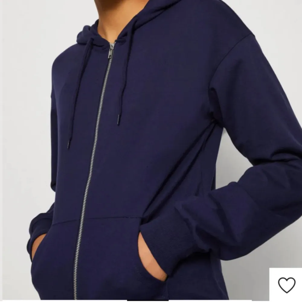 Marinblå zipup hoodie från even & odd  Fint skick utan några skavanker . Hoodies.