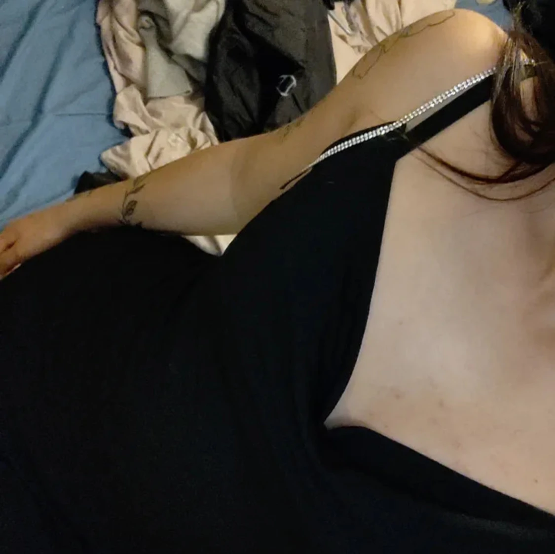 Svart klänning med diamant band  - 90