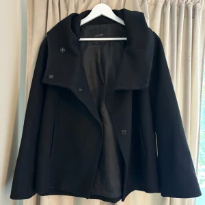 Zara kappa - Kort kappa från zara! Bra skick, bortsätt från knappen (bild ) som sitter lite löst. Går att fixa om man orkar!