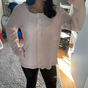 Stickad kofta - En pastelrosa stickad kofta från by ellos som tyvärr är lite för stor för mig. Den har plagglängden 61cm och bröstbredden 50cm. Den har storleken 42/44 men jag skulle säga att den passar en M💕💕💕