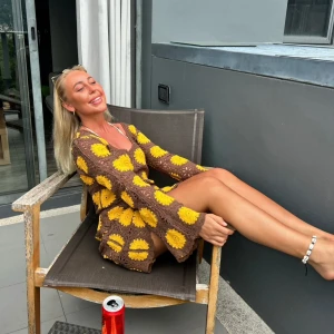 Brun och gul klänning med blommönster - Superfin virkad  klänning med stora gula blommor. Ifrån Nakd i nyskick❣️