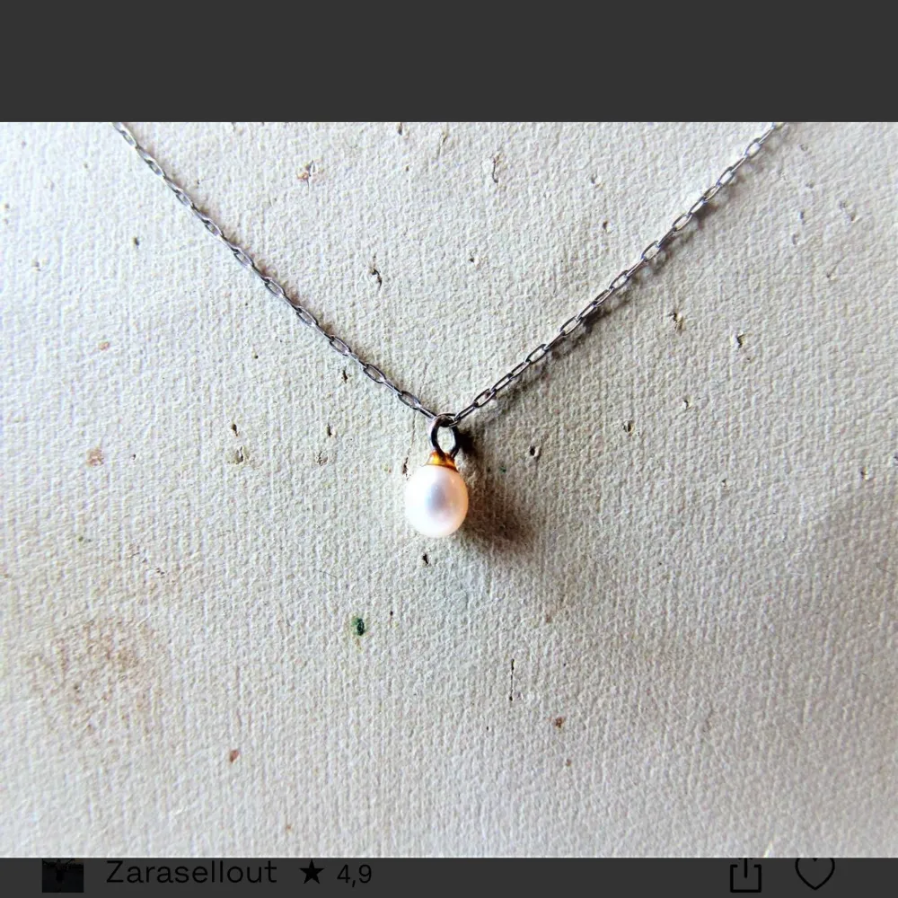 Säljer ett elegant silverhalsband med små vita pärlor. Halsbandet har en tunn kedja och fyra jämnt fördelade pärlor som ger en stilren look. Sterlingsilver 925.. Asusteet.