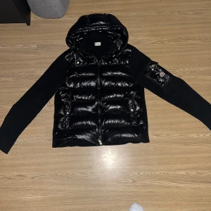 Moncler Cardigan - säljer då den är förstor, Storlek M skick 9/10, bra kvalitet och den är använd ett fåtal gånger hör av er för mer information och pris kan diskuteras vid snabb affär tar 