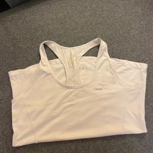 Träningslinne stronger - Snyggt och bekvämt vitt träningslinne från stronger. Storlekslapp bortskavd, men jag är M och den passar  