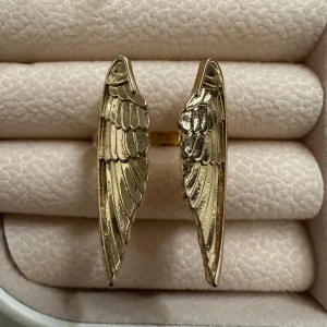 Ring - Säljer en unik guld ring formade som vingar. De har en detaljerad design som verkligen fångar ljuset och ger en elegant touch till vilken outfit som helst. Perfekta för både vardag och fest! I rostfritt stål💕