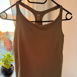 Tränings linne - Tränings linne, aldrig andvänd. Finns matchande byxor som ingår( se sista bilder). Även inbyggd vaddering 