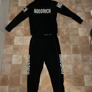 Hoodrich tracksuit - Svart, vit och röd hoodrich tracksuit storlek medium, pris diskuteras 