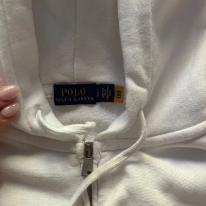 Polo ralph lauren hoodie - Ziphoddie från Polo Ralph Lauren, använd ca 3 gånger och i väldigt fint skick. Ursprungspris 1195kr