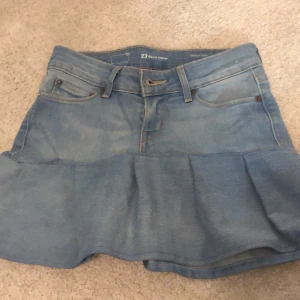 Jätte snygg jeanskjol - Säljer denna as snygga jeanskjolen som bara hann användas 2ggr innan den blev förliten😞💘💘 den är även sydd för hand💘💘🥰🌟