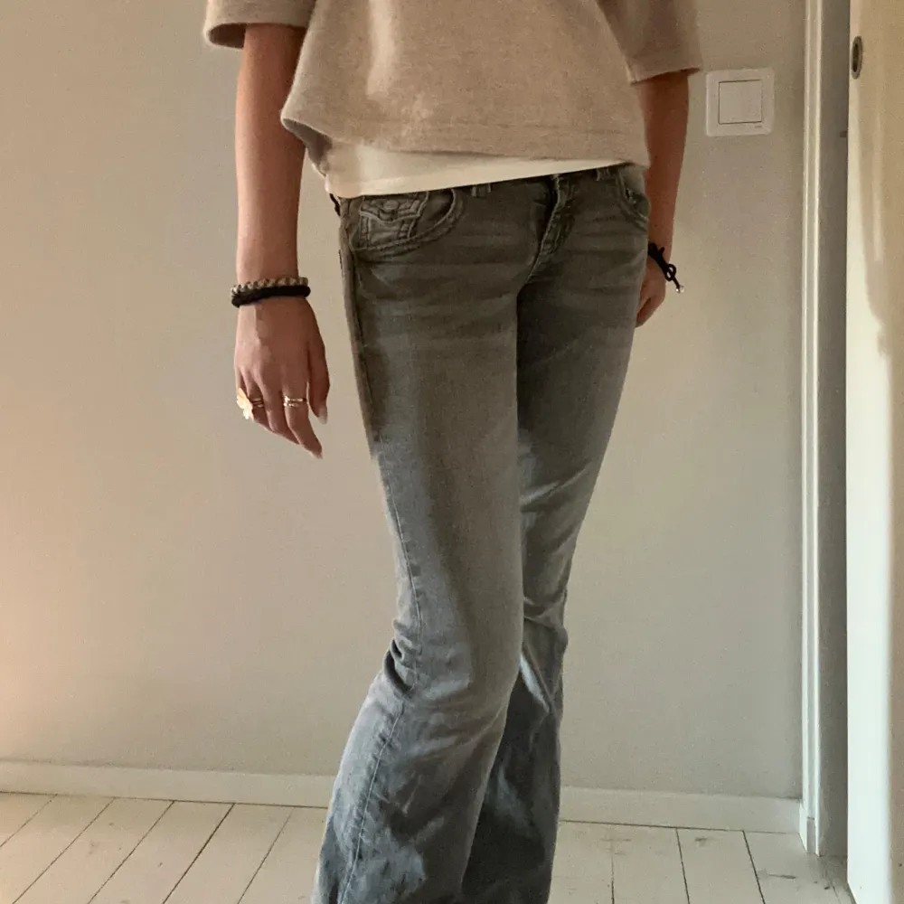 Ett par super snygga grå jeans, lowwaist flare. Storlek 152, är själv 163 cm. Säljer dessa pågrund av att de ej passar mig längre i längden. Som nya i skick och ej slitna, är öppen för prisförslag❤️❤️❤️. Farkut & Housut.