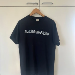 CRTZ X PLACES N FACES 10 YEAR ANNIVERSARY TEEERSITY  - Limited Edition Corteiz x Places N Faces Colab  Kostar 1400KR på StockX SKICK: 10/10