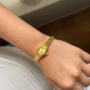 Liten guldig klocka - En helt ny och oanvänd petite klocka som är sjukt snygg och gjord av rostfritt stål. Säljer då den tyvärr inte kommer till användning. Oklart vart den är ifrån och nypris då jag fått den i present. Pris går att diskuteras!
