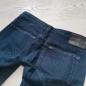 Superfina jeans från lee. Dom är utsydda bootcut med ett mörkblått typ. Så det smälter in rätt bra. Passar mig som s/xs.