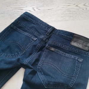 Lågmidjade lee jeans - Superfina jeans från lee. Dom är utsydda bootcut med ett mörkblått typ. Så det smälter in rätt bra. Passar mig som s/xs.