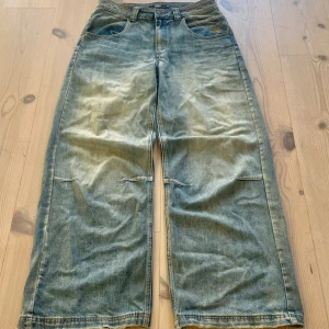 Jaded baggy jeans - Säljer mina Jaded London baggy jeans i bra skick!  Benöppning: 28 cm Inseam: 70 cm Storlek: 30W 32L  Fråga gärna om mer bilder om ni är intresserade! 