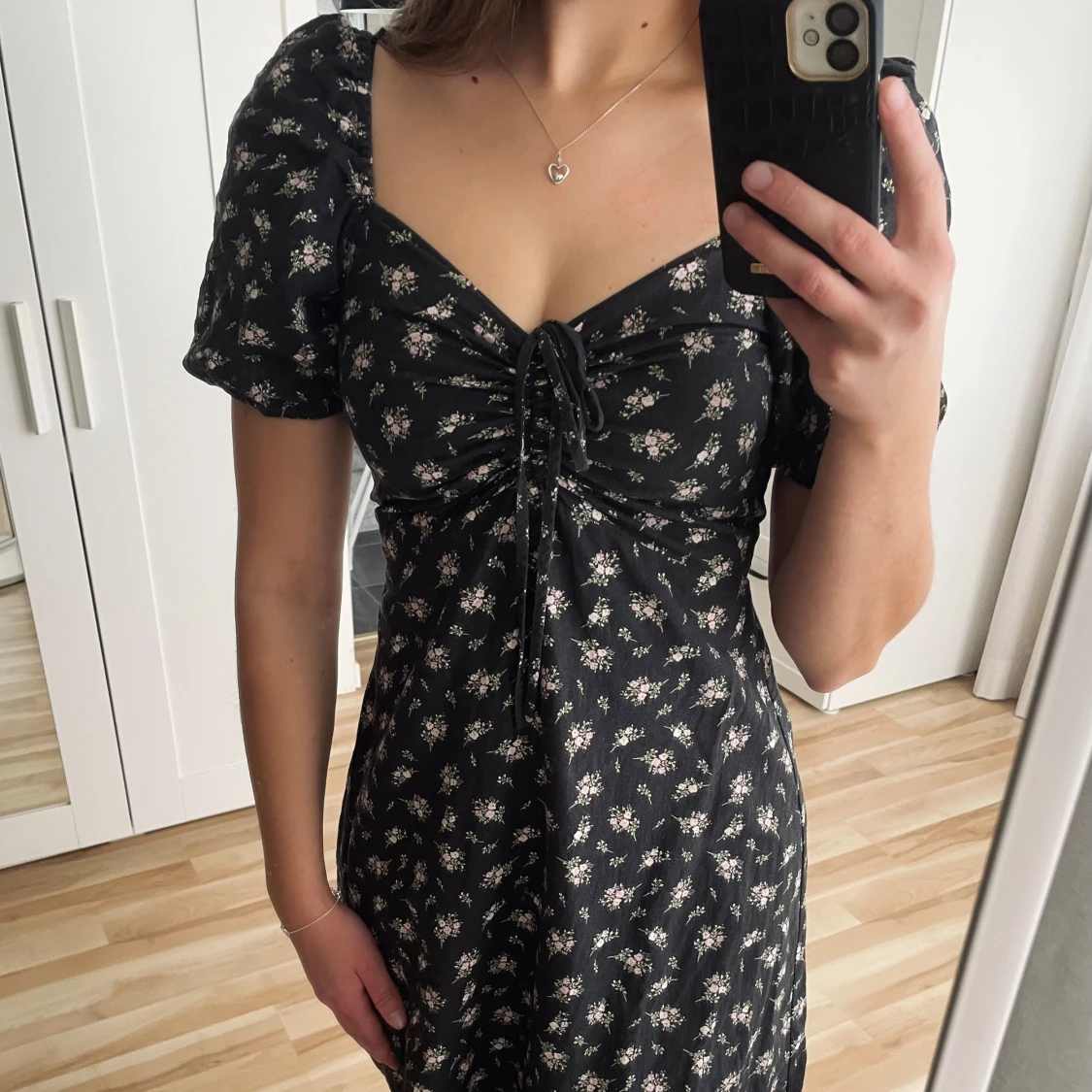 Svart blommig klänning