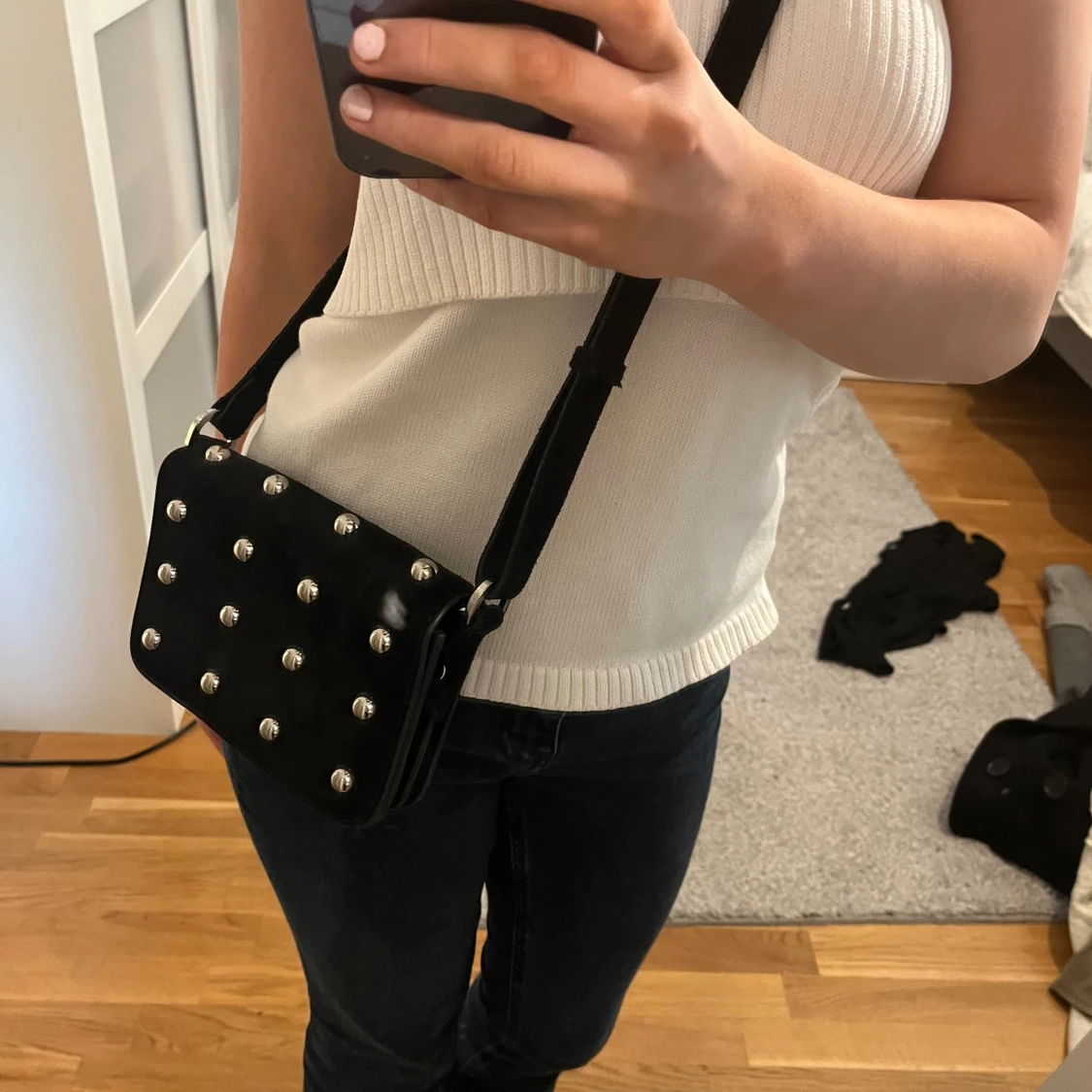 Svart axelväska med nitar