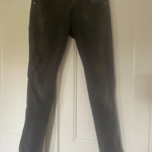Replay jeans - Snygga Replay jeans i mörkgrå. Fint skick, storlek: 30,34