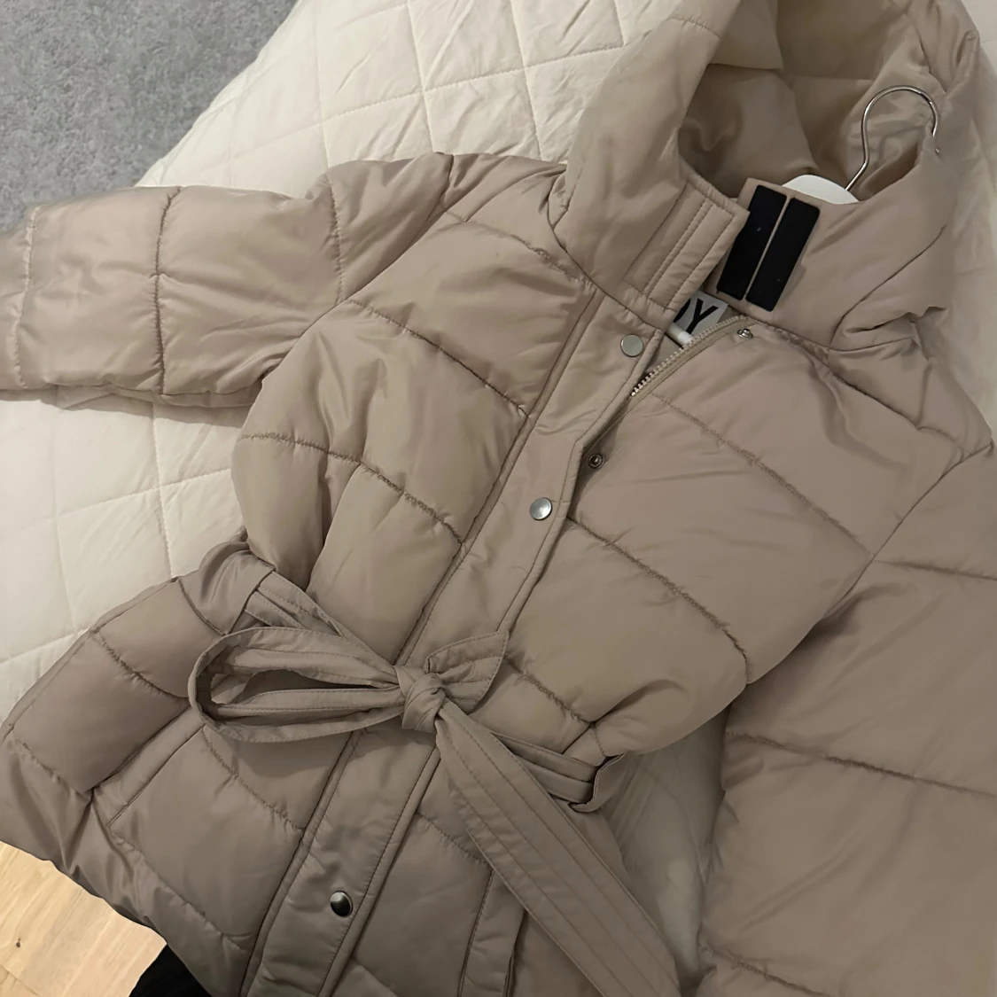 Beige quiltad pufferjacka med bälte - 92