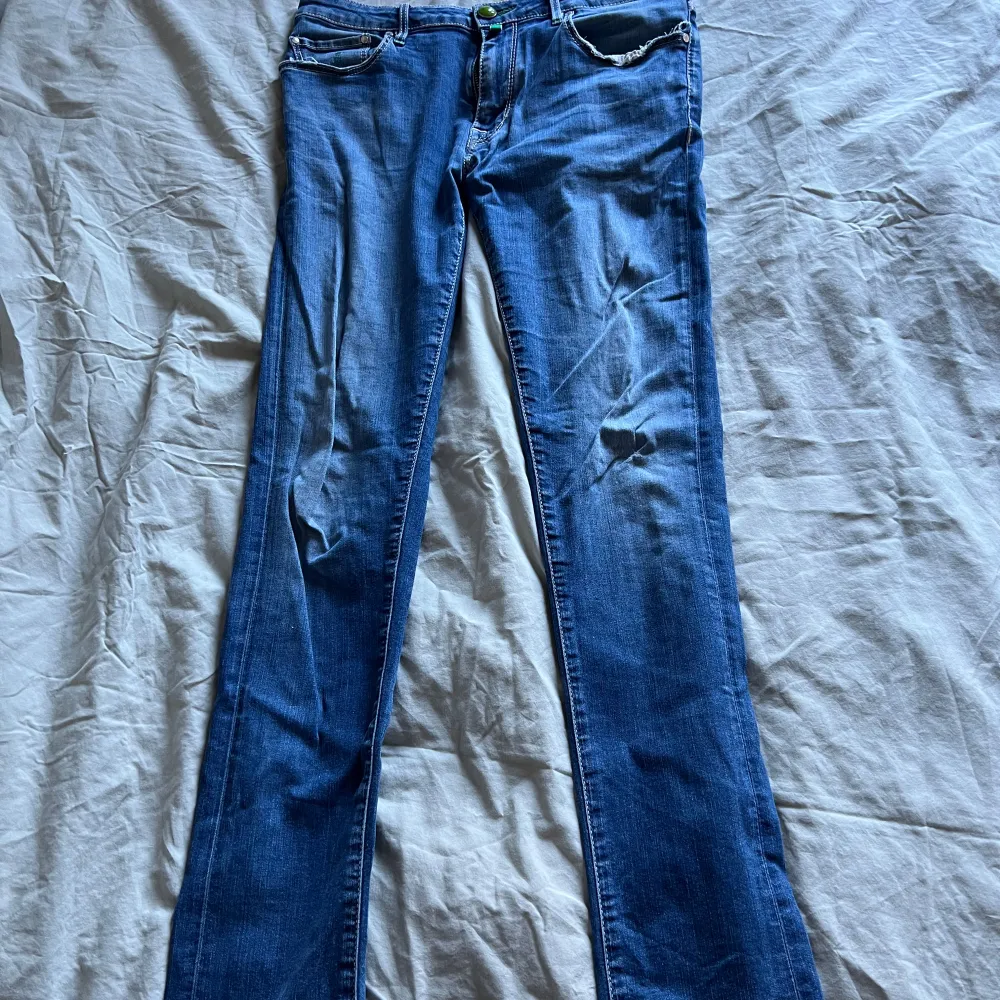 Tjena, säljer nu mina feta Jacob cohen jeans med gröna detaljer i storlek 33, men funkar även för 32 stylen är 696. Lite små defekter på fickan därför säljer jag för billigt pris. Kom Dm för minsta frågan eller funderingen. 🍍🌊. Jeans & Byxor.