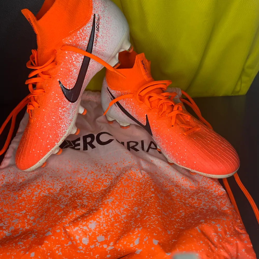 Nike mercurial 12 elite använda endast en gång strl. 42 pris 1800. Kengät.