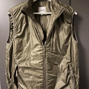 Aspesi väst - Helt oanvänd väst från märket Aspesi. Nypris: runt 3500kr.