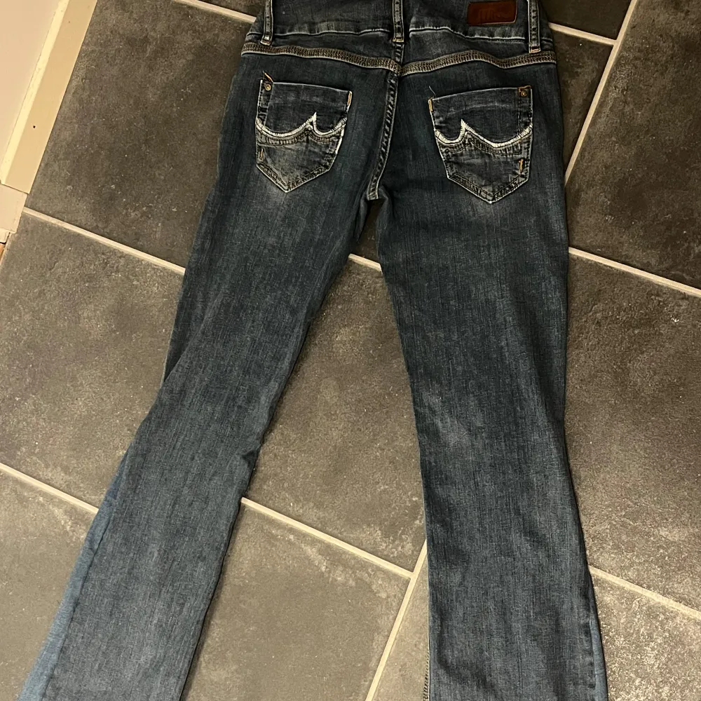 Säljer ett par snygga blå jeans från LTB. De har en klassisk femficksdesign med coola detaljer som dubbla knappar och dragkedja fram. Själv sytt dom från Skinny till flared. Säljer då de inte passar. Jätta fina.. Jeans & Byxor.