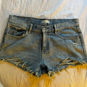 Lågmidjade Jeans shorts  - Ljus blåa lågmidjade jeans shorts från Gina Tricot!🍓Dom är i bra skick, knappt använda. Strl 38.