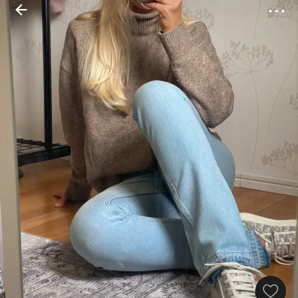 Supersnygga ljusblå jeans som jag köpte på Vinted men är egentligen från Nelly Dom är uppsprätta vid fötterna. Jeans & Byxor.