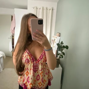 Zara topp - Säljer denna superfina topp från zara då den tyvärr va lite för stor. Superfint mönster och färger! Storlek S men stor i storleken så skulle även kunna passa M💕