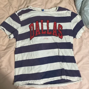 T-shirt - Basic randning t-shirt med tryck på, 100% bomull, gott skick knappt använd 