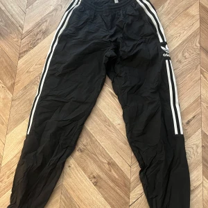Adidas byxor - Använda men fortfarande i mycket bra skick. Kan hämtas i Göteborg eller postas! ☺️
