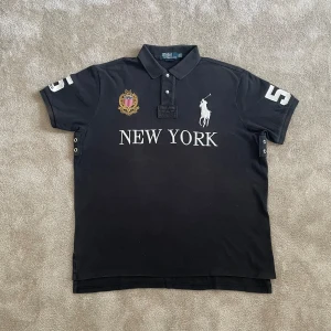 Ralph Lauren “New York” Big Pony Polo - Ge bud för snabb affär! En klassisk Ralph lauren Polo, perfekt för Cheif Keef älskare. Passar mer som en XL eller L för exempel så har jag oftast S eller M men en L i denna modell passar mig bäst. Skriv gärna om mått och andra frågor!