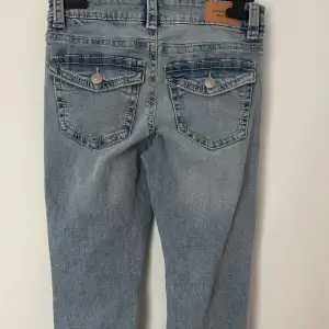 Ljus blå jeans med snygga fickor, lågmidjade och bootcut. Dem är helt oanvända. Jeansen är från gina tricot. 