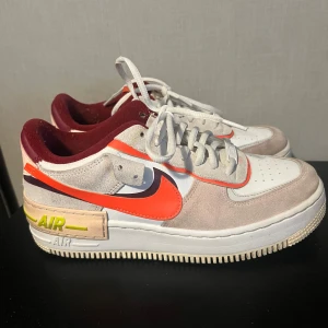 Nike Air Force 1 Shadow Red - Nya går för 2200 kommer utan låda Utan creases eller fläckar  