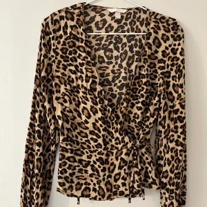 Snygg leopardblus från h&m - Super snygg blus från h&m i storlek S💗 den är aldrig använd och finns inga defekter på blusen💗