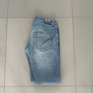 dondup jeans ( slitningar) - ett par riktigt feta dondup jeans med slitningar, helt nya, strlk 33, modell slimfit hör av er vid intresse 