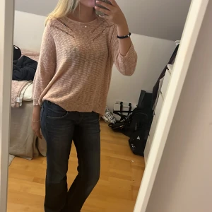 Beige stickad tröja med knappar - Säljer en superfin ljusrosa stickad tröja med knappar på baksidan. Den har en loose passform och trekvartsärmar, perfekt för hösten. Tröjan är i nyskick och väldigt bekväm att ha på sig. Passar perfekt till jeans eller kjol!💗
