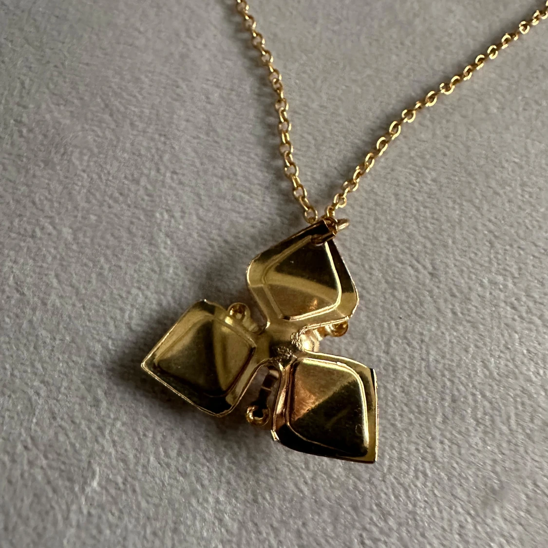 Guldhalsband med unikt hänge - 92