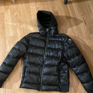 Parajumper dunjacka  - Skick 8/10  Köpt för 5999kr Lite skrapsår vid sidan, inget stort