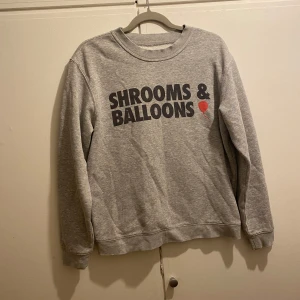 Sweatshirt - Trevlig och skön sweatshirt från Ketflix & Pills i fint skick, använd ett fåtal gånger.  Strl - M.  