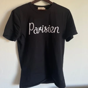 Maison kitsune T-shirt  -  Tjena, säljer denna trendiga maison kitsune t-shirt. Sitter något litet i storleken. Endast använd 2 ggr Cond: 9/10. Nypris: 3499kr. Hör av er vid minsta fundering//Anton