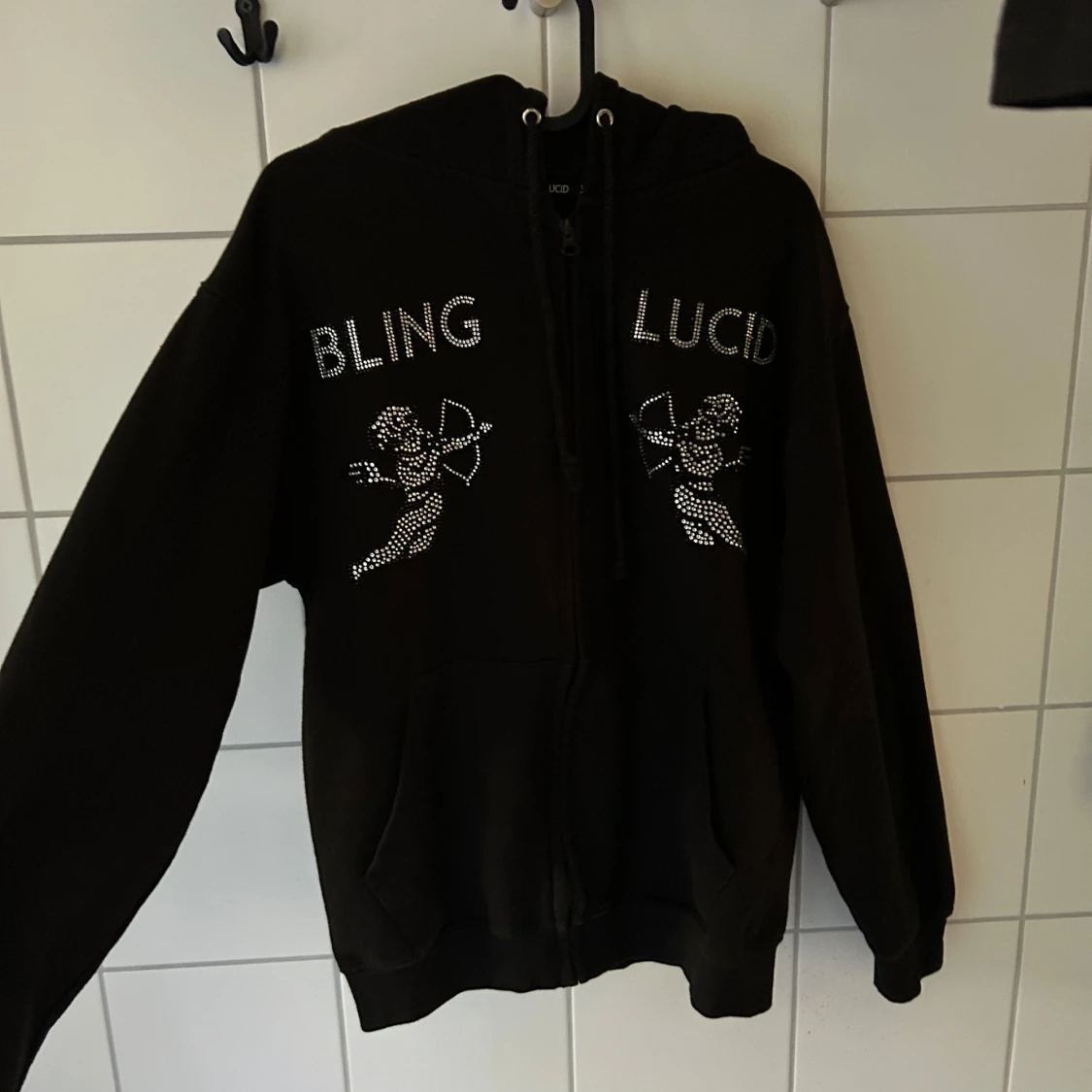 Svart hoodie med blingdetaljer från Bling Lucid - 91