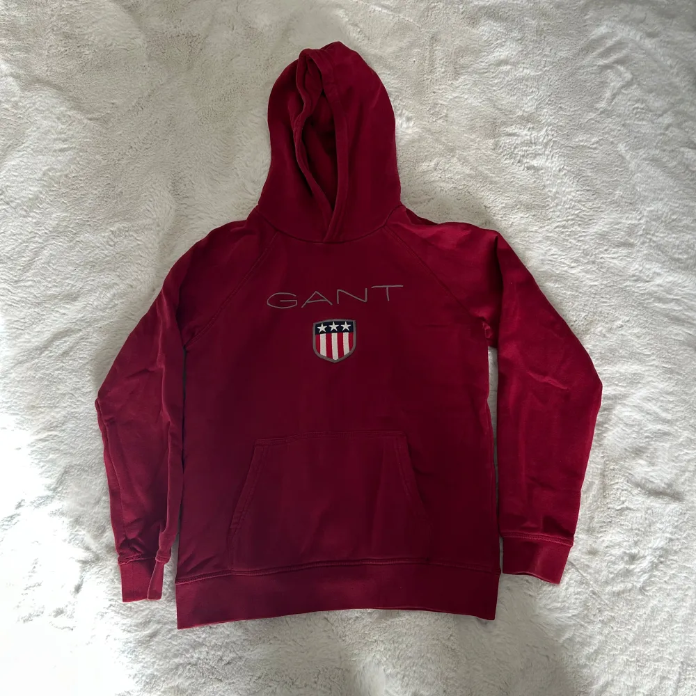 Vinröd Gant hoodie i storlek 146/158 11-12 år, bra skick! . Hoodies.