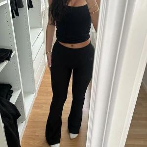 Bootcut byxor - I bra skick.Jag är typ 163-164 och dom är lite långa för mig så passar om man är lite längre och om man är i den längden jag är i då de funkar lika bra och ha på sig