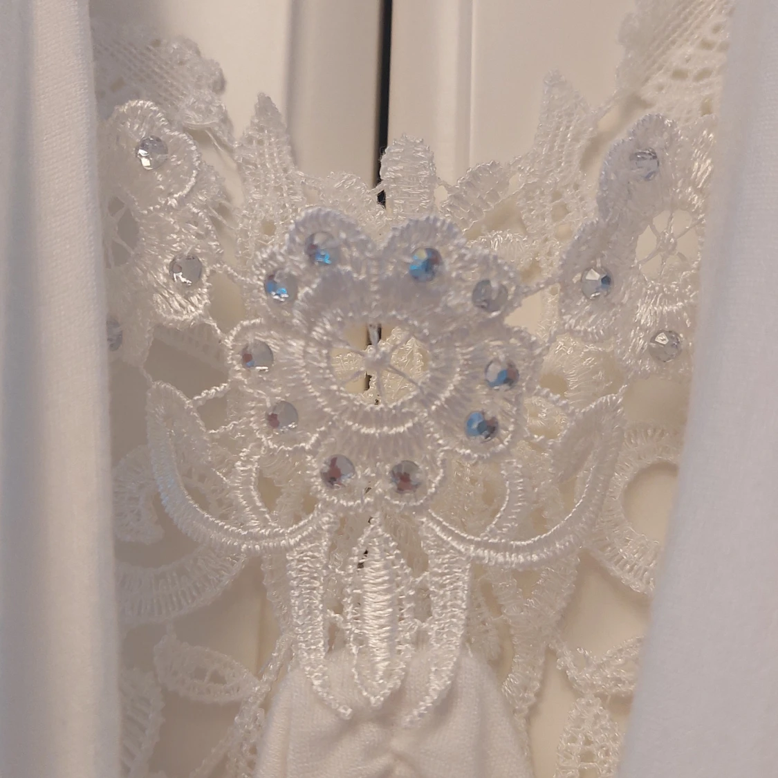 Vit topp med spetsdetaljer - 91