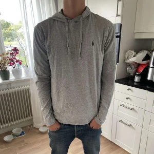 ralph lauren hoodie - Sjukt fet och stilren raffe hoodie! storlek M skulle säga att den sitter lite mer som S. nypris: 1195kr ,skick 9/10 (han på bilden är 176cm lång och väger 63kg)