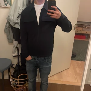 Massimo Dutti Marinblå Ull zip jacka - Detta är en zip jacka från Massimo dutti bra för hösten och tidig vinter. Den är i perfekt skick och har inga defekter. Vid frågor eller fundering skriv gärna😊👍