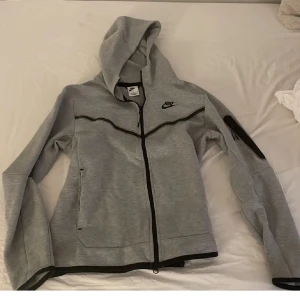 Nice tech - Grå Nike tech. Mycket bra skick🩶🩶 ny pris 1200kr