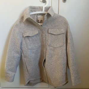 Höst/vårjacka beige  - Aldrig använd. Knappar är i silver.